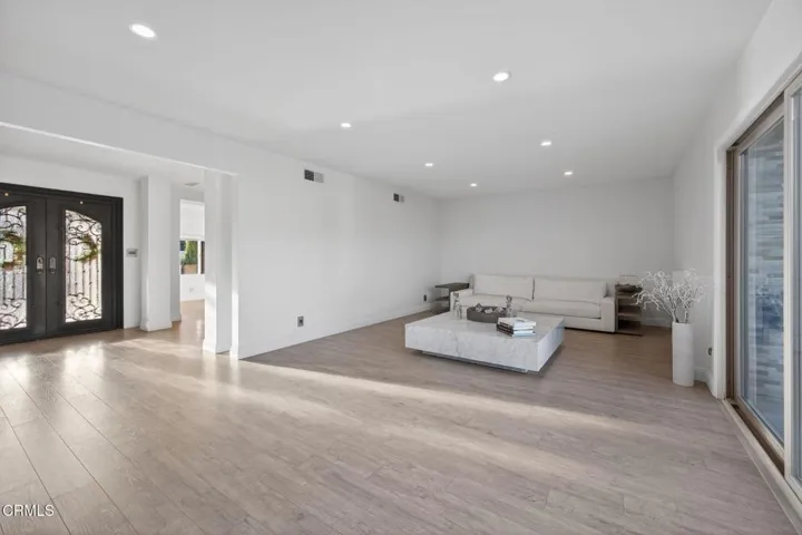 24-web-or-mls-Upmarketmedia_542Val-023