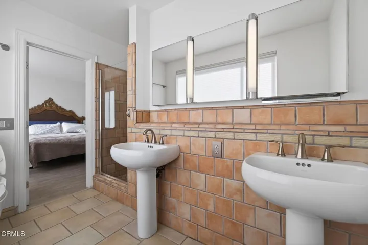 40-web-or-mls-Upmarketmedia_542Val-058