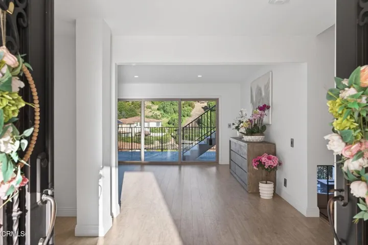 21-web-or-mls-Upmarketmedia_542Val-013