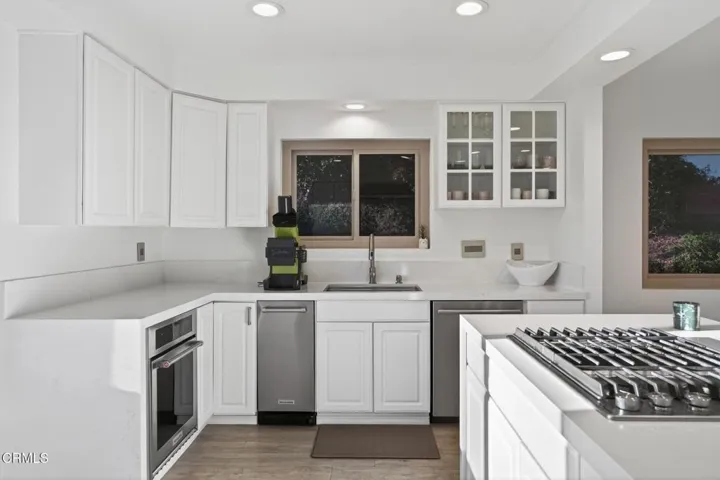 33-web-or-mls-Upmarketmedia_542Val-049