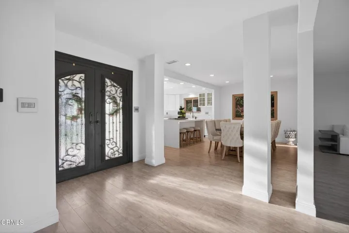 22-web-or-mls-Upmarketmedia_542Val-018