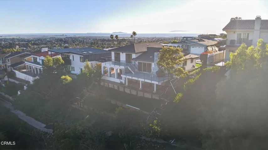 61-web-or-mls-Upmarketmedia_542Val-aer-0