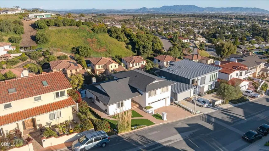 65-web-or-mls-Upmarketmedia_542Val-aer-0