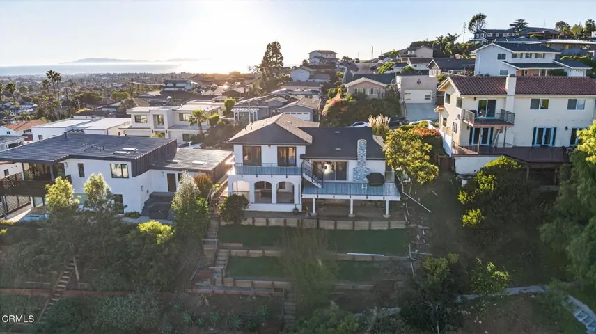62-web-or-mls-Upmarketmedia_542Val-aer-0