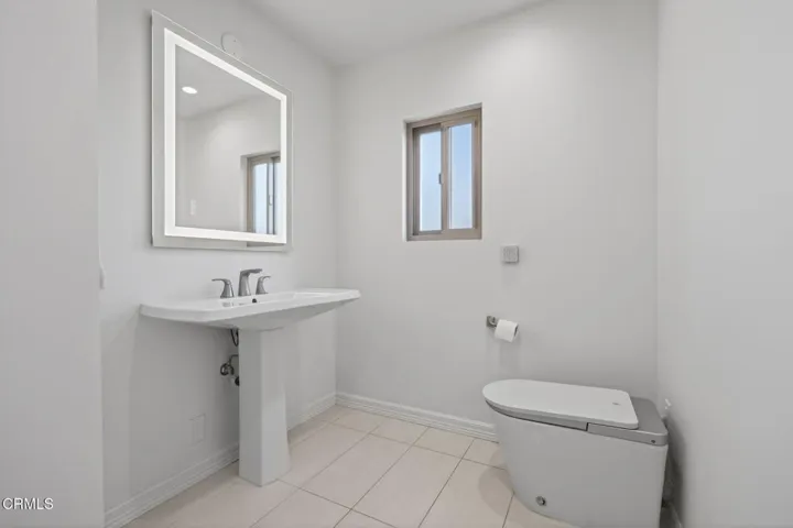 50-web-or-mls-Upmarketmedia_542Val-105