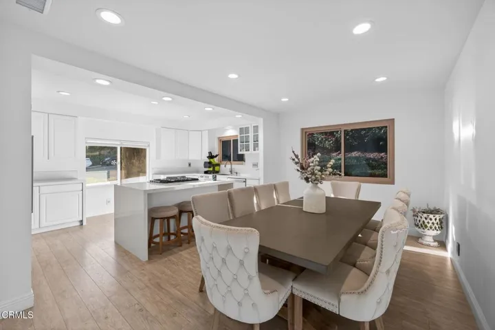 29-web-or-mls-Upmarketmedia_542Val-038