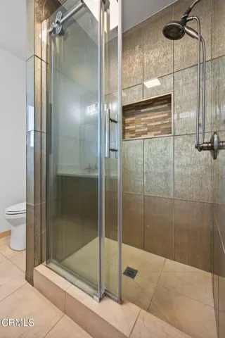 47-web-or-mls-Upmarketmedia_542Val-081