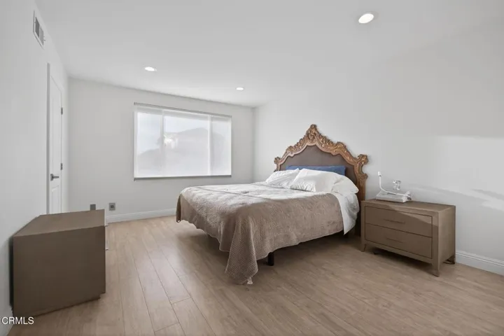 39-web-or-mls-Upmarketmedia_542Val-055