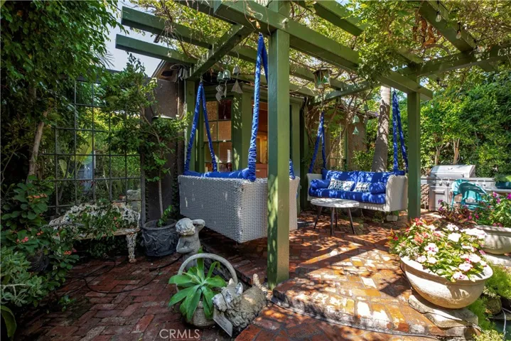 Front proch w 2 swings