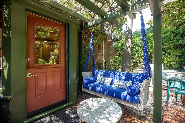 Dutch door into house