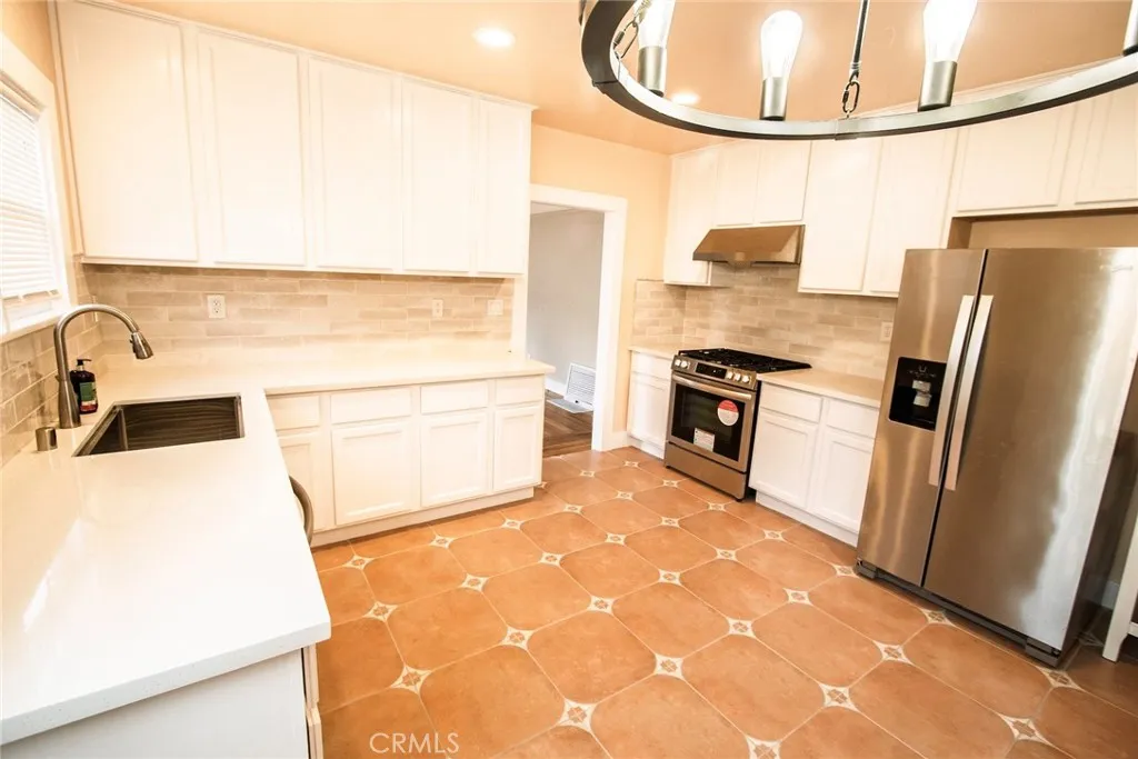 225 Barry, Ventura, California 93001 home-pic-8