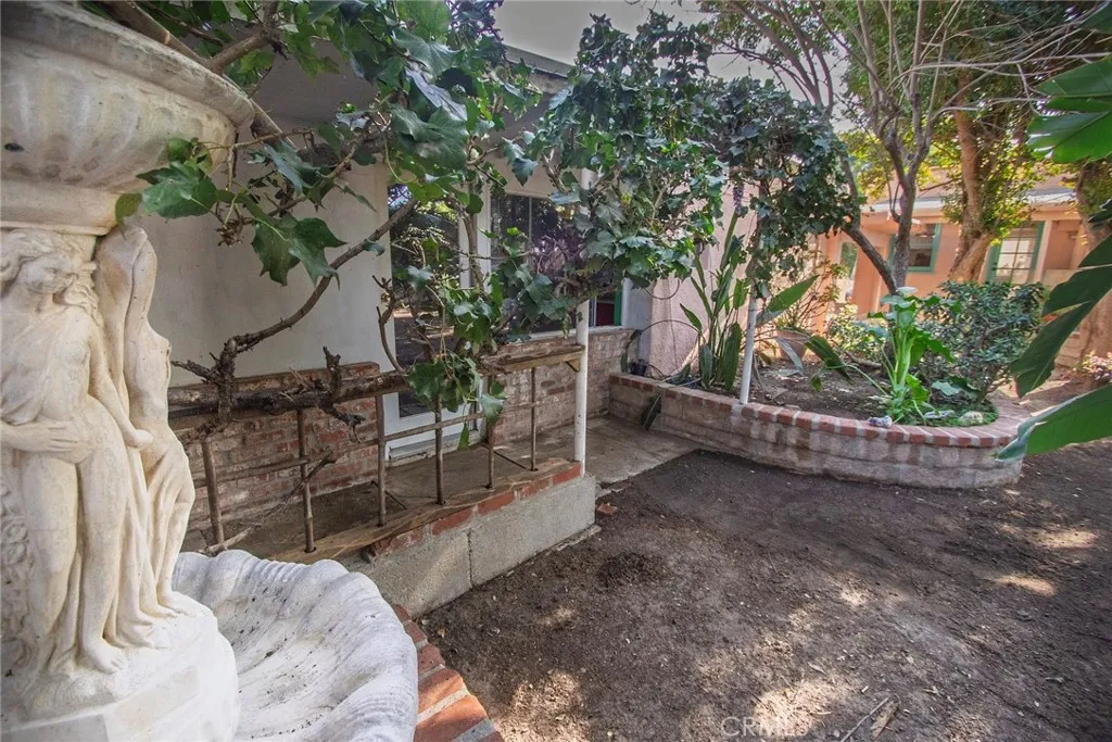 225 Barry, Ventura, California 93001 home-pic-32