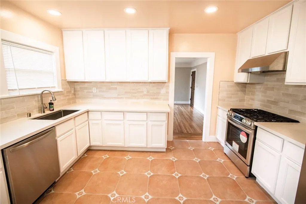 225 Barry, Ventura, California 93001 home-pic-2
