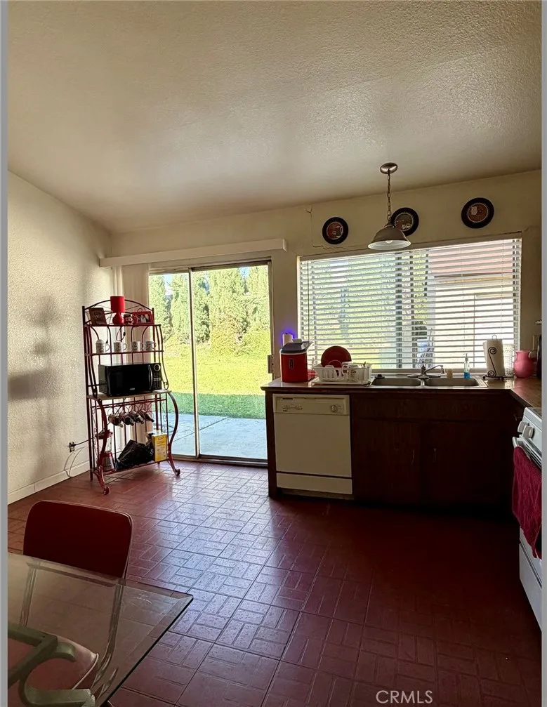 1370 W Jackson, Rialto, California 92376 home-pic-8