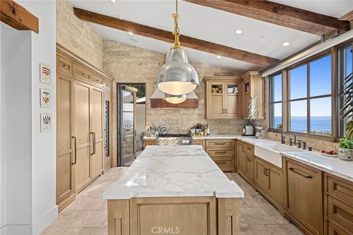 Its elevated setting welcomes panoramic views that extend along the coastline and toward Catalina Island, showcasing enchanting sunsets and thousands of sparkling city lights, creating a truly memorable backdrop.