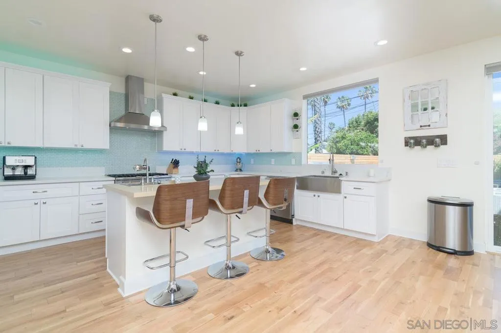 1220 Emerald St, San Diego, California 92109 home-pic-3