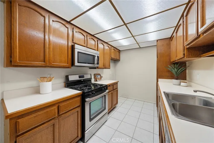 Large Kitchen, well kept. - Staged