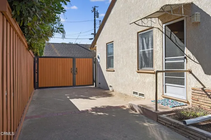 19-web-or-mls-Upmarket Media-2742 Ser012