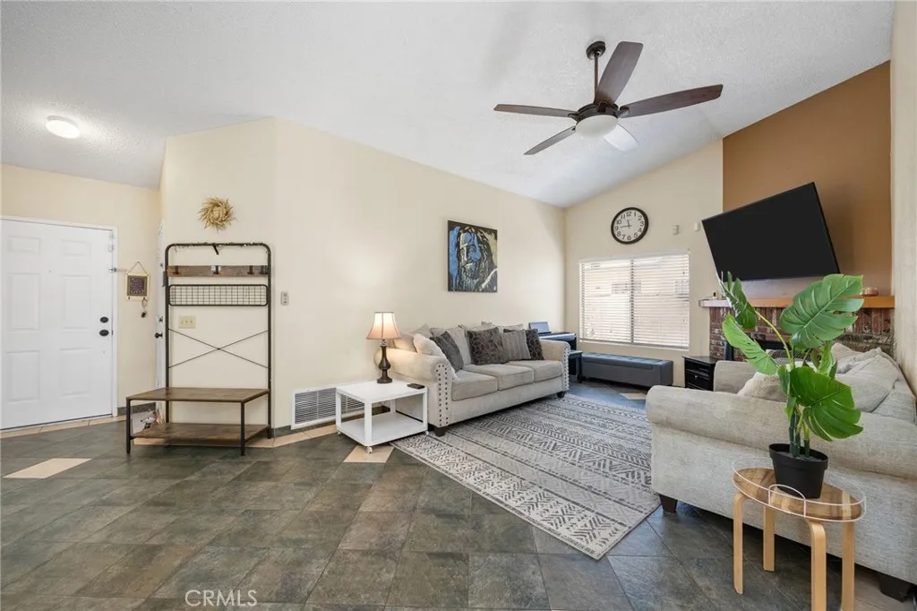 653 E 1st, San Jacinto, California 92583 home-pic-3
