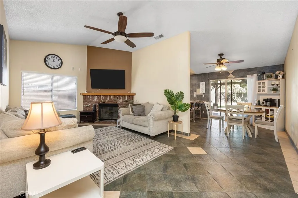 653 E 1st, San Jacinto, California 92583 home-pic-2