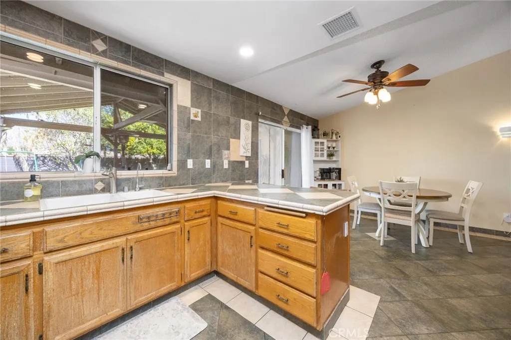 653 E 1st, San Jacinto, California 92583 home-pic-8