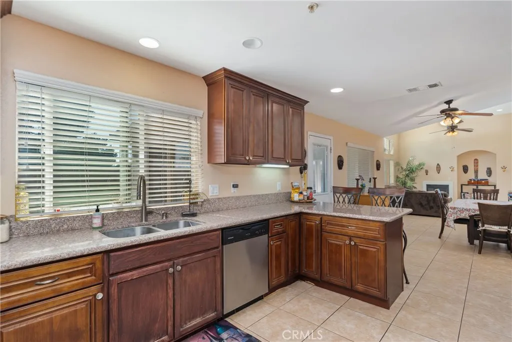1535 W Persimmon, Rialto, California 92377 home-pic-14