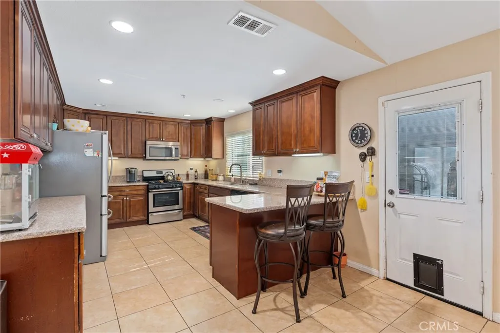 1535 W Persimmon, Rialto, California 92377 home-pic-11