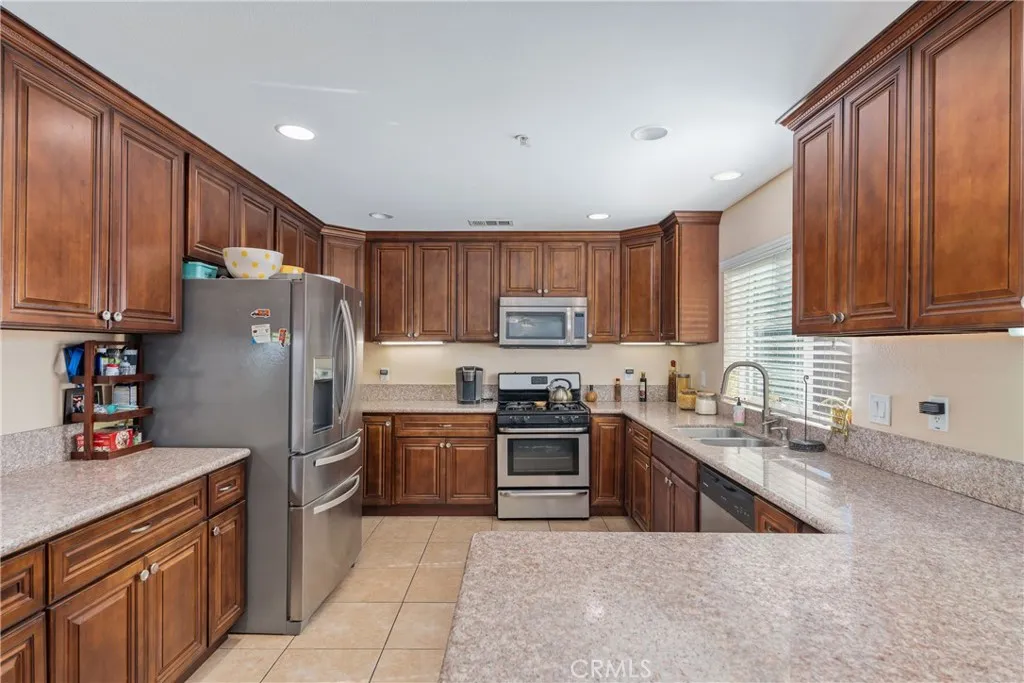 1535 W Persimmon, Rialto, California 92377 home-pic-12
