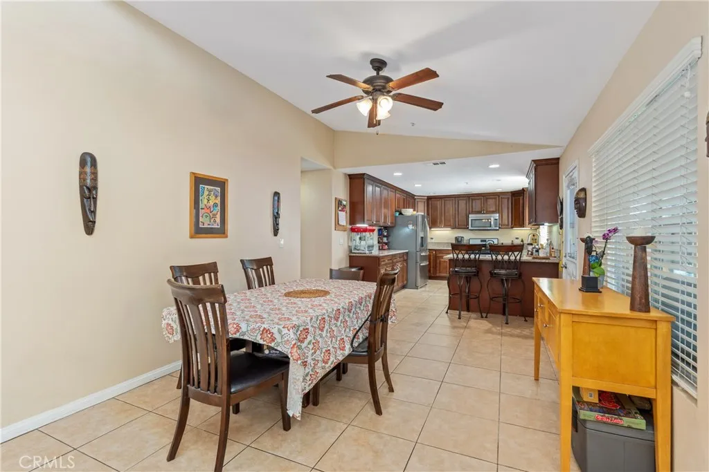 1535 W Persimmon, Rialto, California 92377 home-pic-9