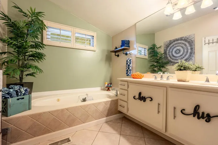 Primary ensuite with jet tub