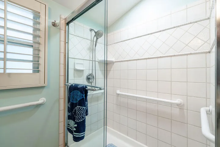 Guest, large walk-in shower