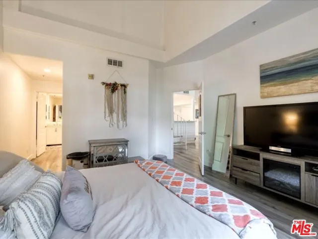 4477 Woodman Avenue 304, Sherman Oaks, California 91423
