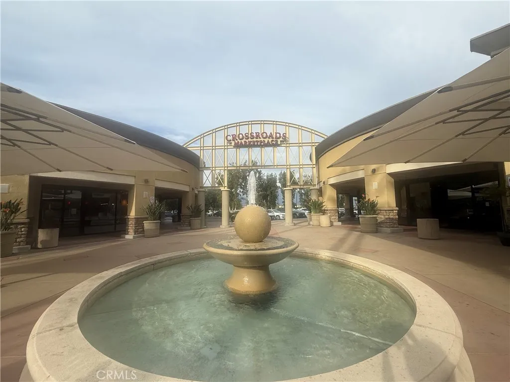 Walking distance to Crossroad Marketplaces
