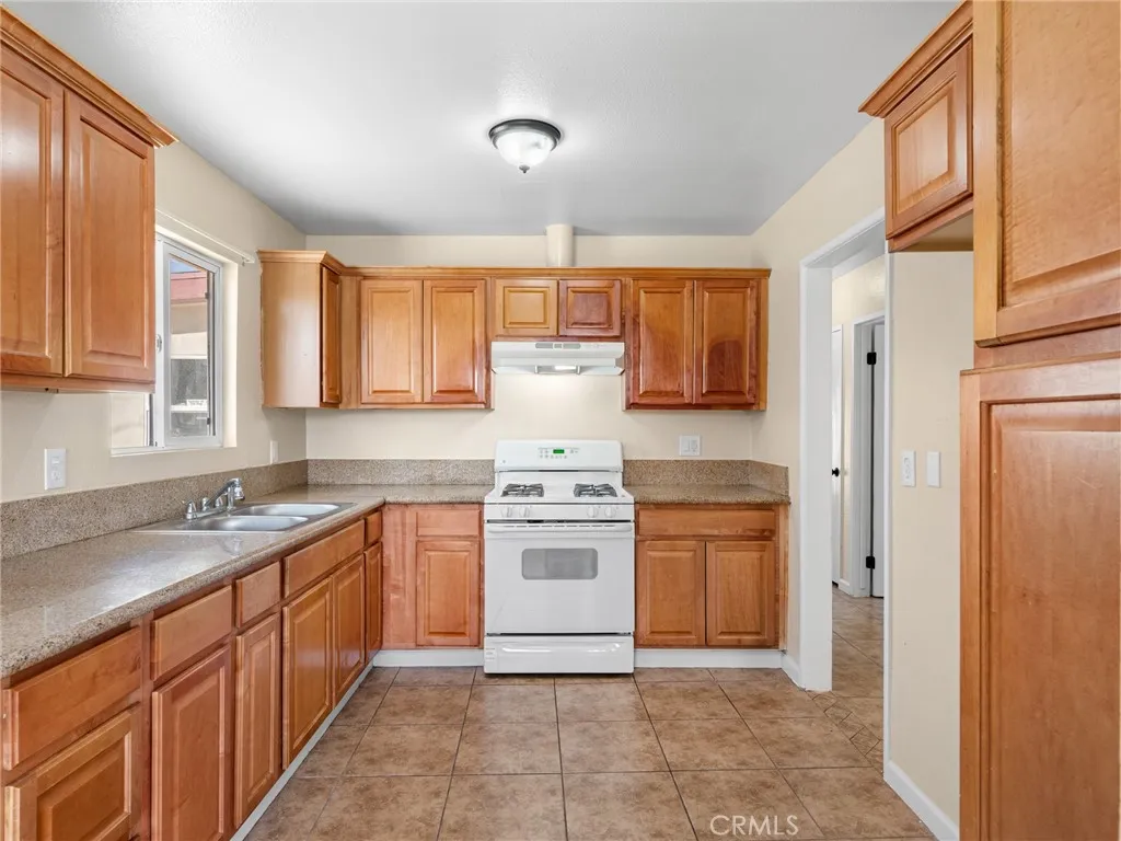 16264 Del Norte Drive, Victorville, California 92395 home-pic-9