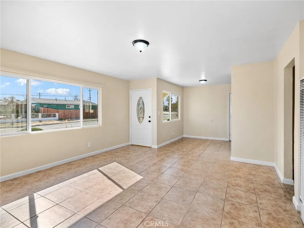 16264 Del Norte Drive, Victorville, California 92395 home-pic-4