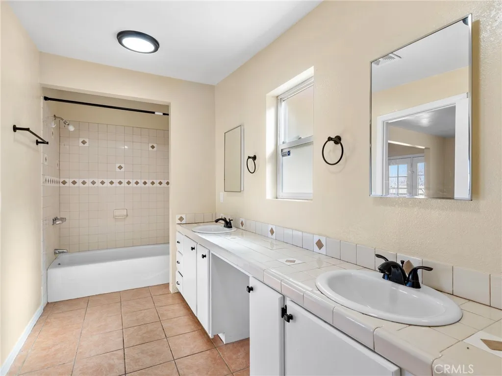 16264 Del Norte Drive, Victorville, California 92395 home-pic-23