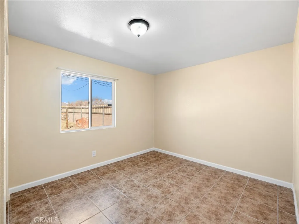 16264 Del Norte Drive, Victorville, California 92395 home-pic-17