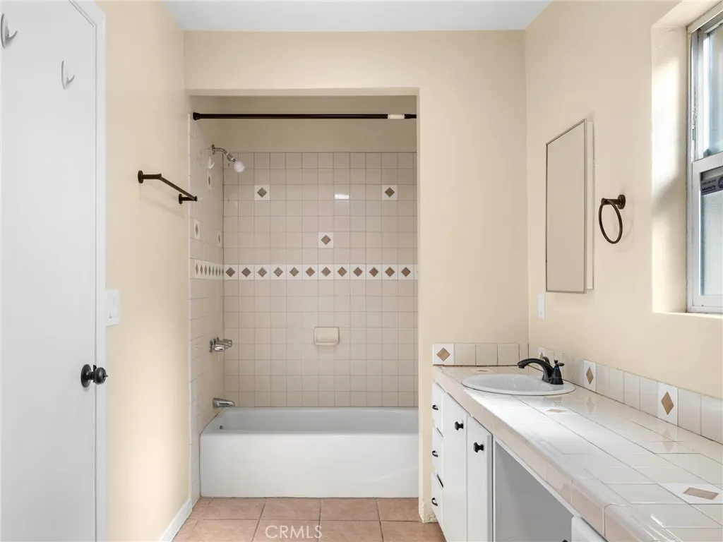 16264 Del Norte Drive, Victorville, California 92395 home-pic-25
