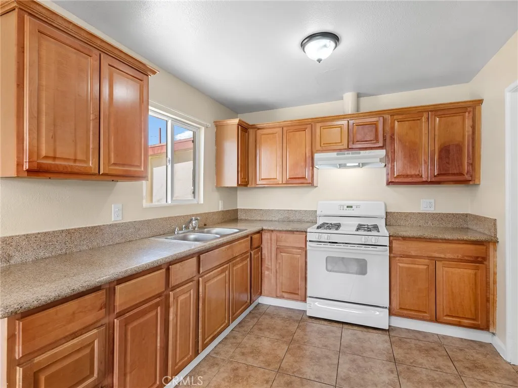 16264 Del Norte Drive, Victorville, California 92395 home-pic-10