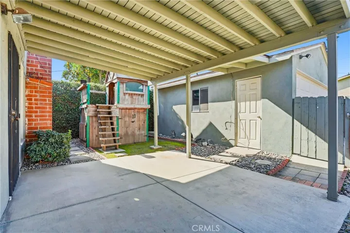 Large covered patio sits off the dining and family rooms!