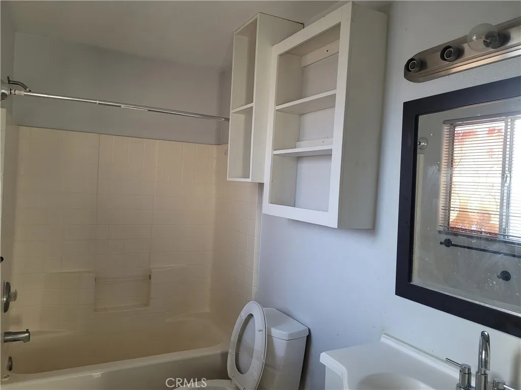 25064 Avenida Laredo, Barstow, California 92311 home-pic-16
