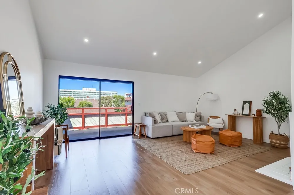 946 W 220th Street 216, Torrance, California 90502 home-pic-2