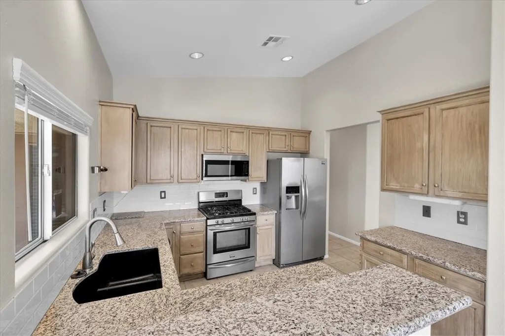 10683 Ambrosio Drive, Desert Hot Springs, California 92240 home-pic-11