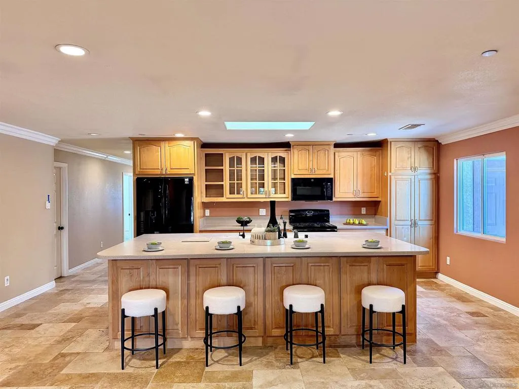 8364 Lake Ashwood Ave, San Diego, California 92119 home-pic-7