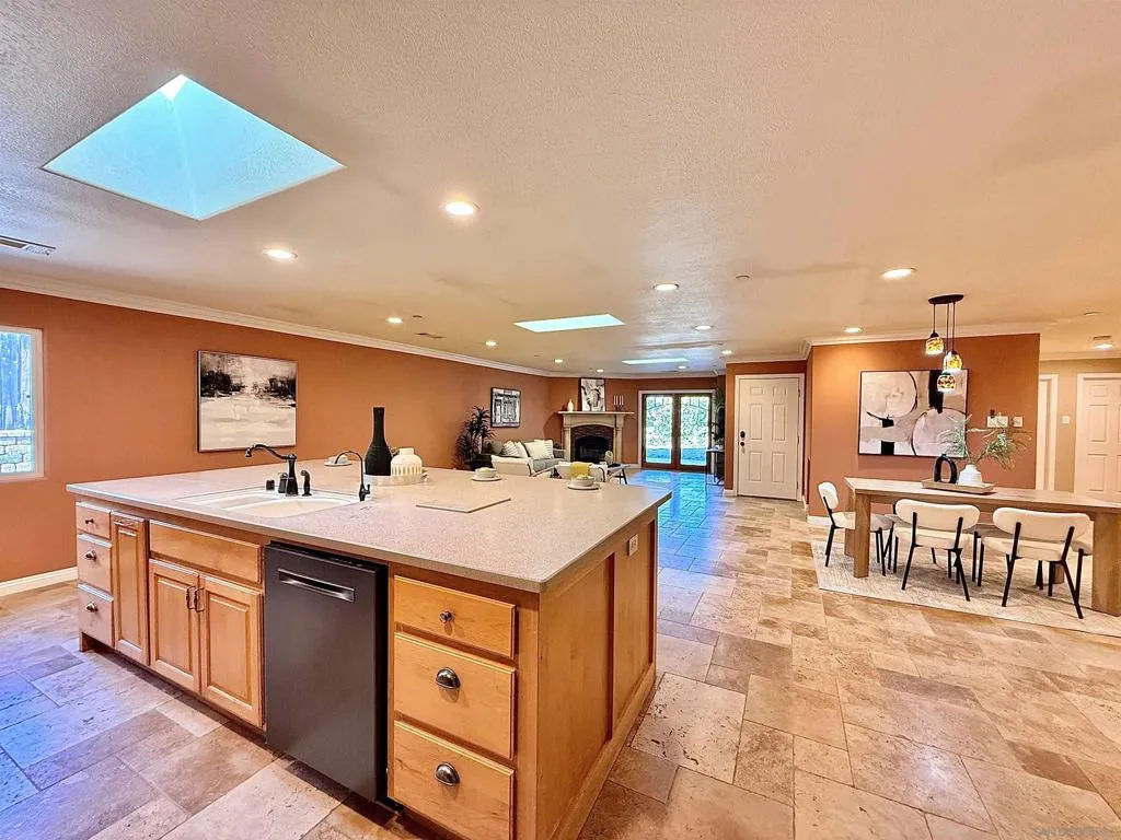8364 Lake Ashwood Ave, San Diego, California 92119 home-pic-10
