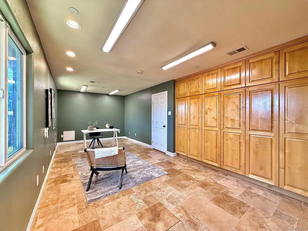 8364 Lake Ashwood Ave, San Diego, California 92119 home-pic-25
