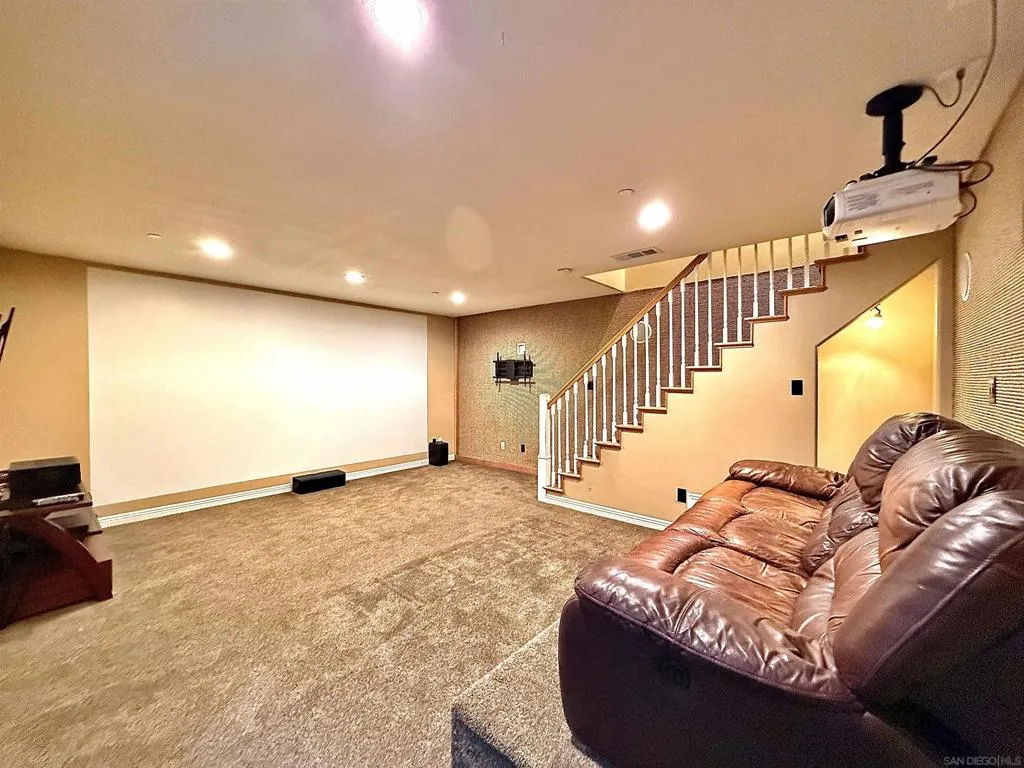 8364 Lake Ashwood Ave, San Diego, California 92119 home-pic-19