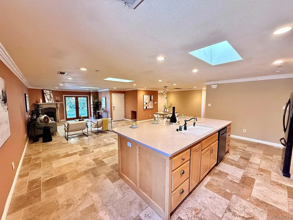 8364 Lake Ashwood Ave, San Diego, California 92119 home-pic-8