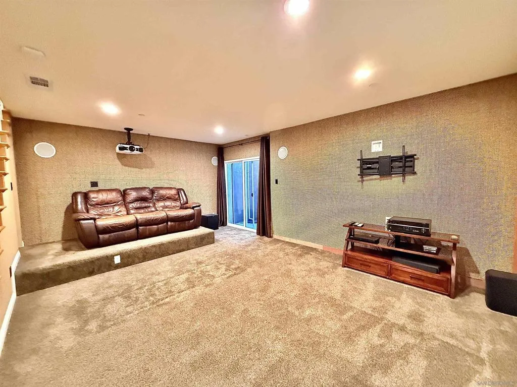 8364 Lake Ashwood Ave, San Diego, California 92119 home-pic-18