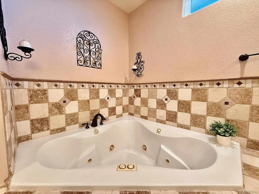 8364 Lake Ashwood Ave, San Diego, California 92119 home-pic-24